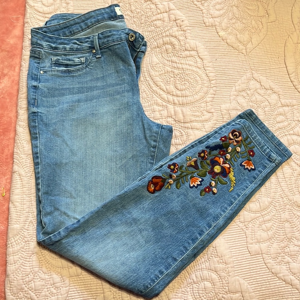 Jessica Simpson light wash skinny jeans with floral design on bottom. Size 32